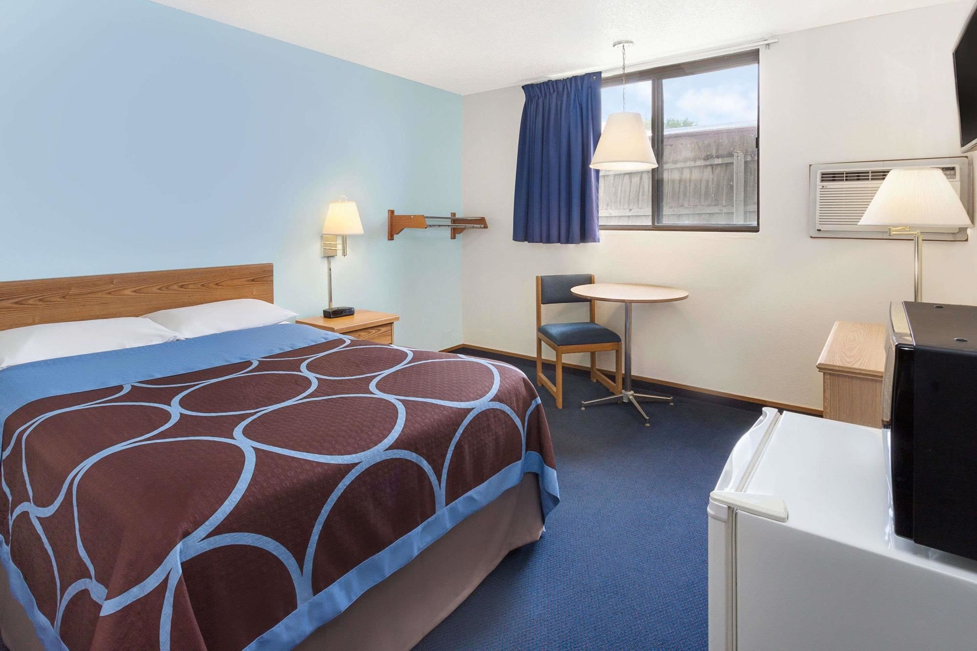 Super 8 by Wyndham Clinton