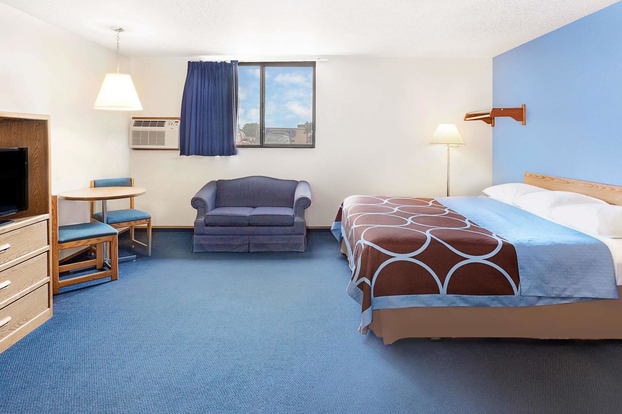 Super 8 by Wyndham Clinton