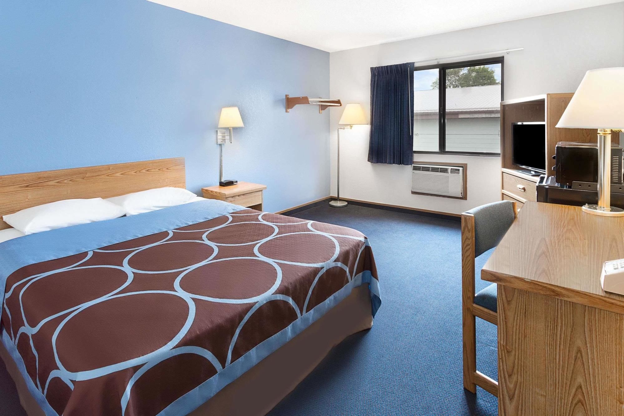 Super 8 by Wyndham Clinton