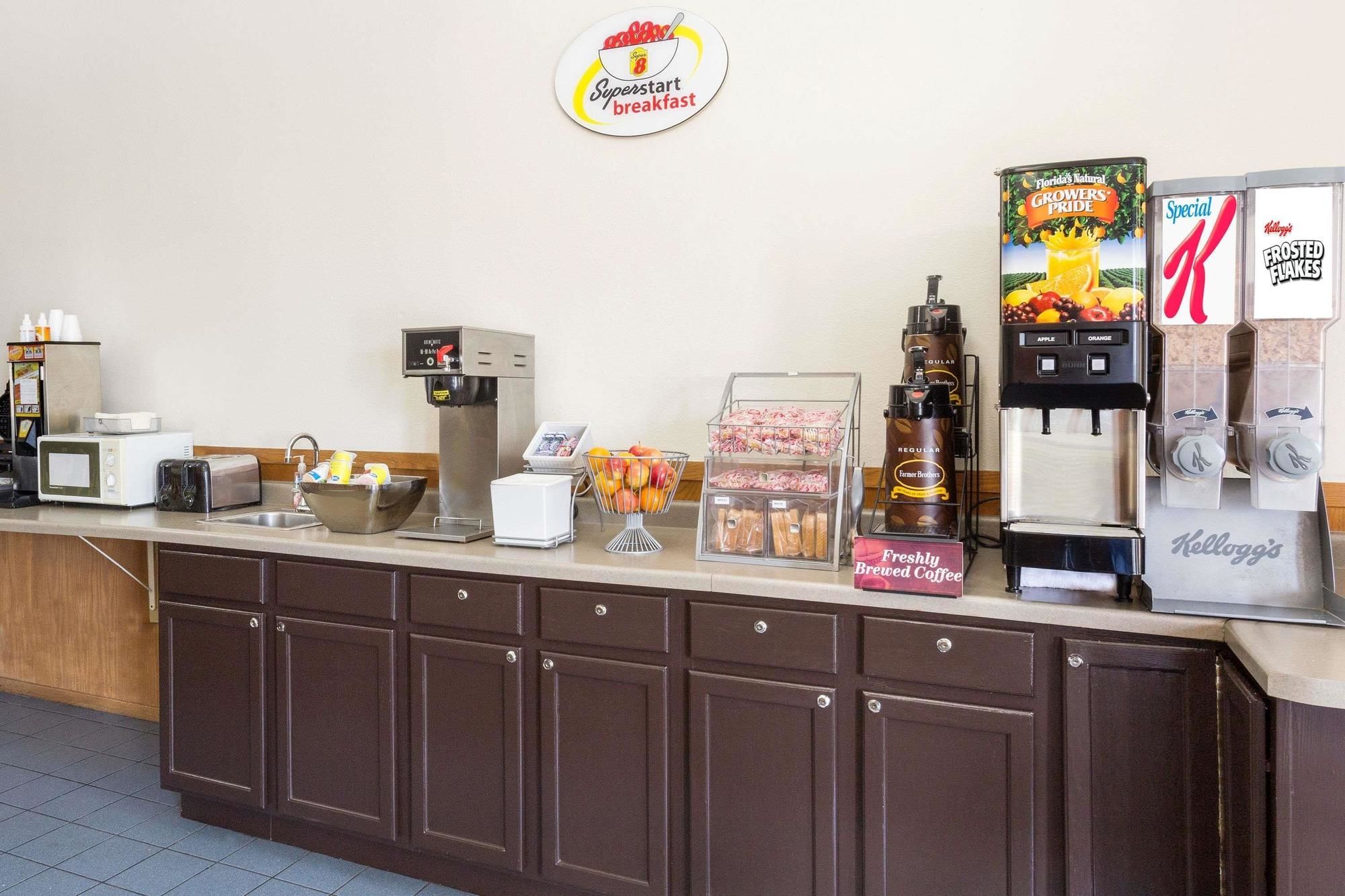 Super 8 by Wyndham Clinton