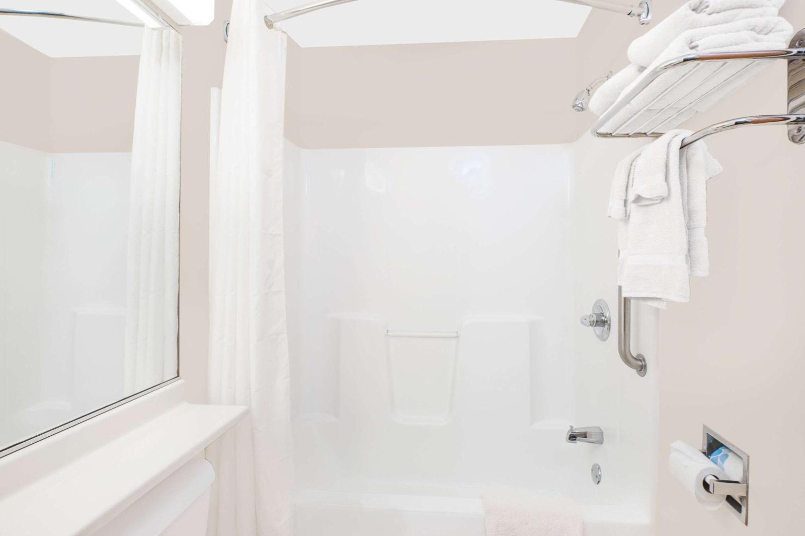 Microtel Inn & Suites by Wyndham Colfax/Newton