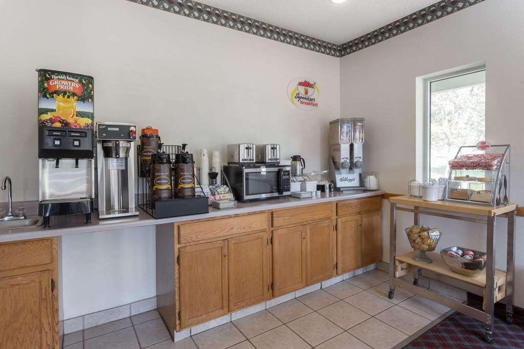 Super 8 by Wyndham Cresco IA