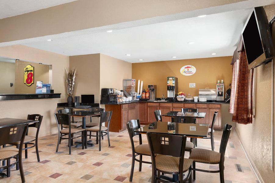 Super 8 by Wyndham Decorah