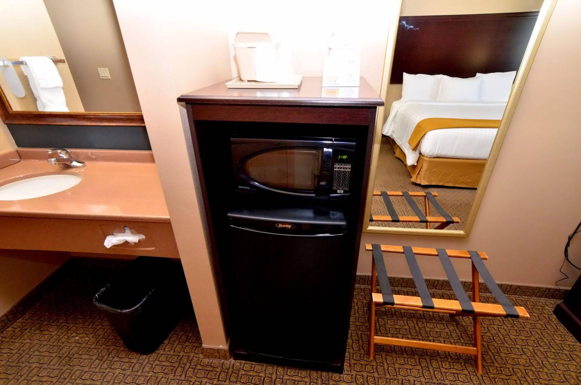 Cobblestone Inn & Suites - Denison | Majestic Hills