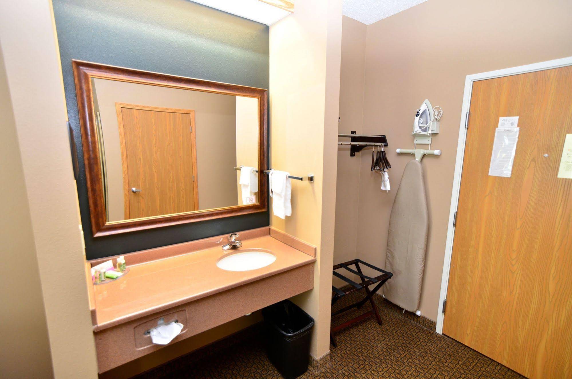 Cobblestone Inn & Suites - Denison | Majestic Hills