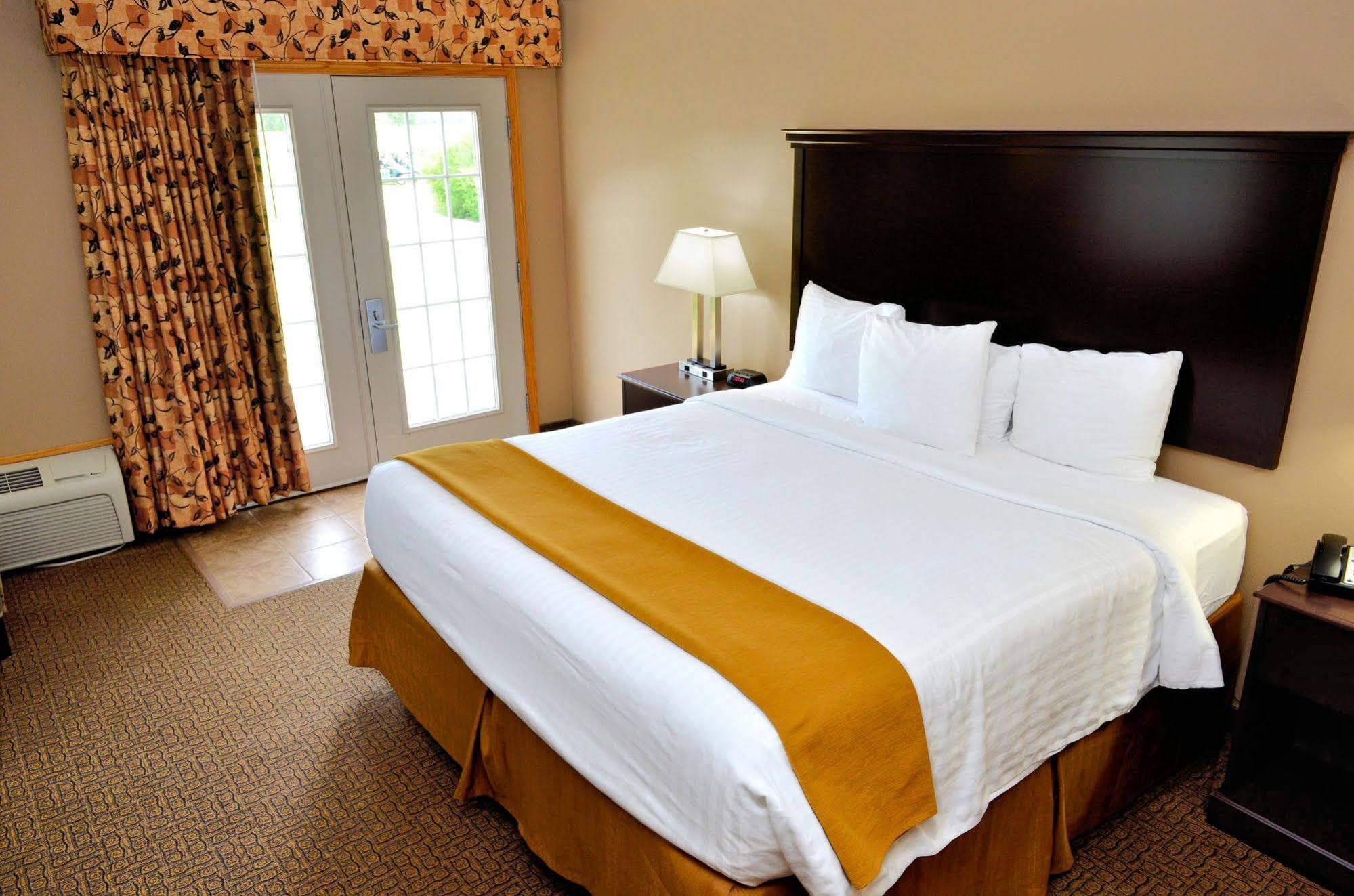 Cobblestone Inn & Suites - Denison | Majestic Hills