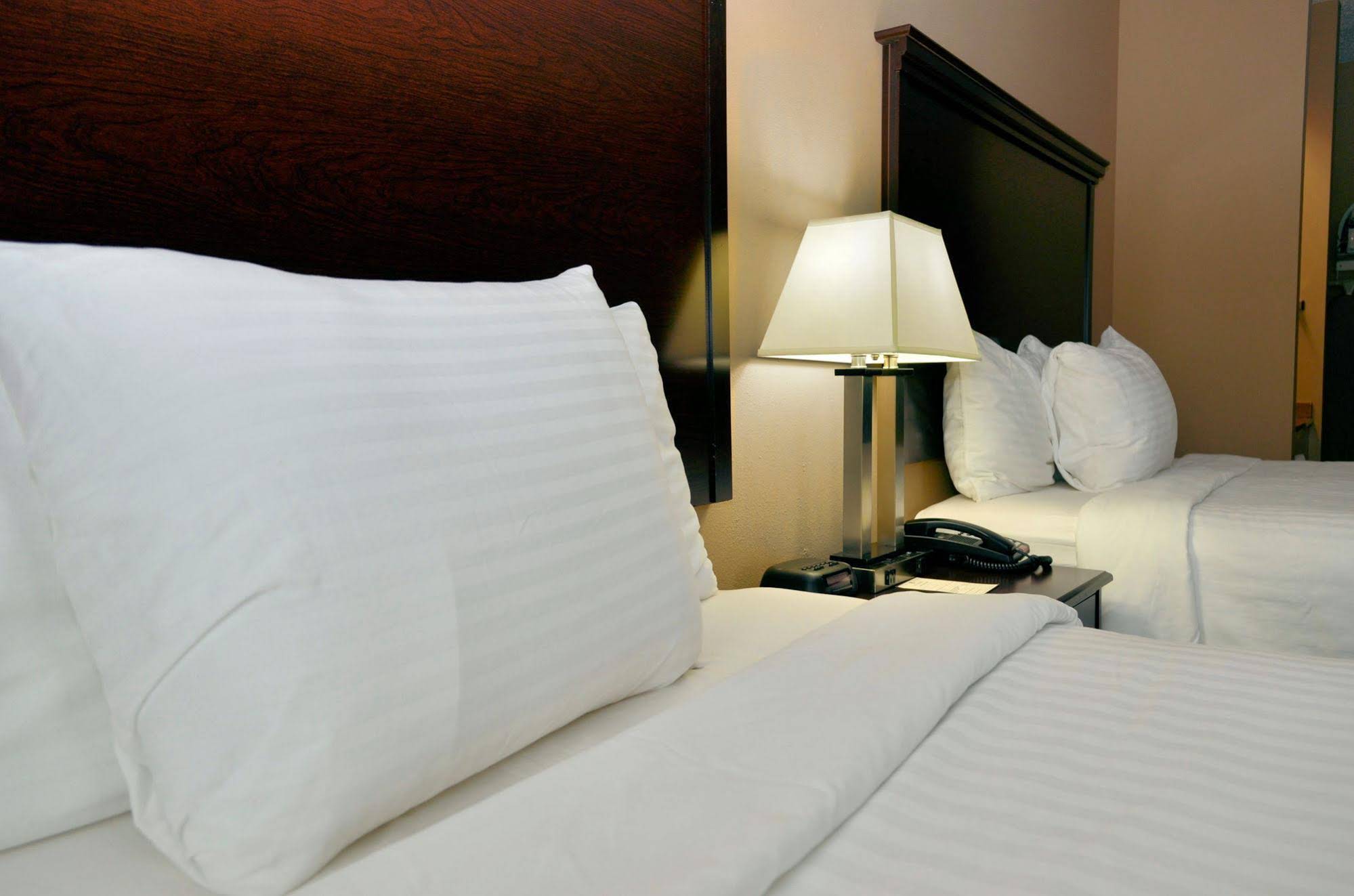 Cobblestone Inn & Suites - Denison | Majestic Hills