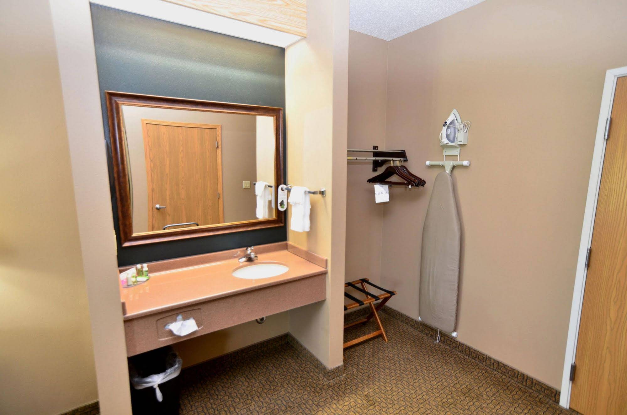Cobblestone Inn & Suites - Denison | Majestic Hills