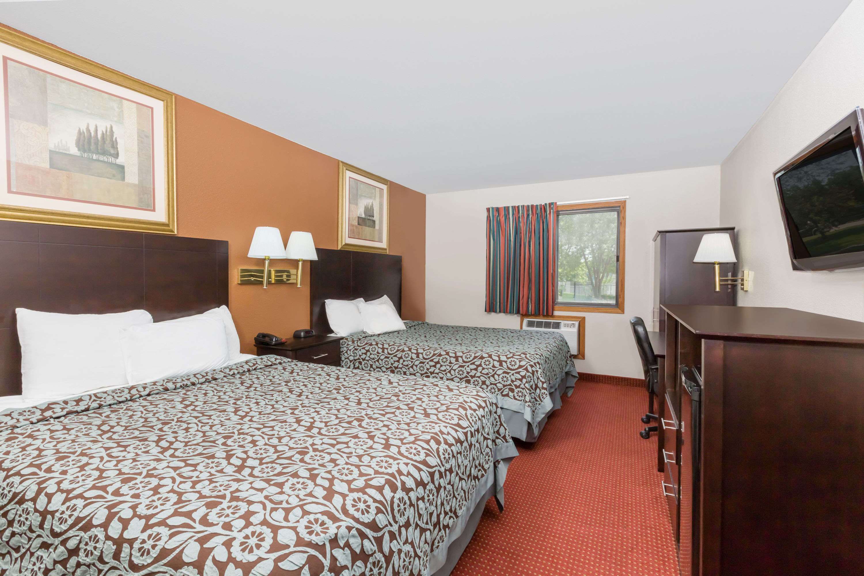 Days Inn & Suites by Wyndham Des Moines Airport