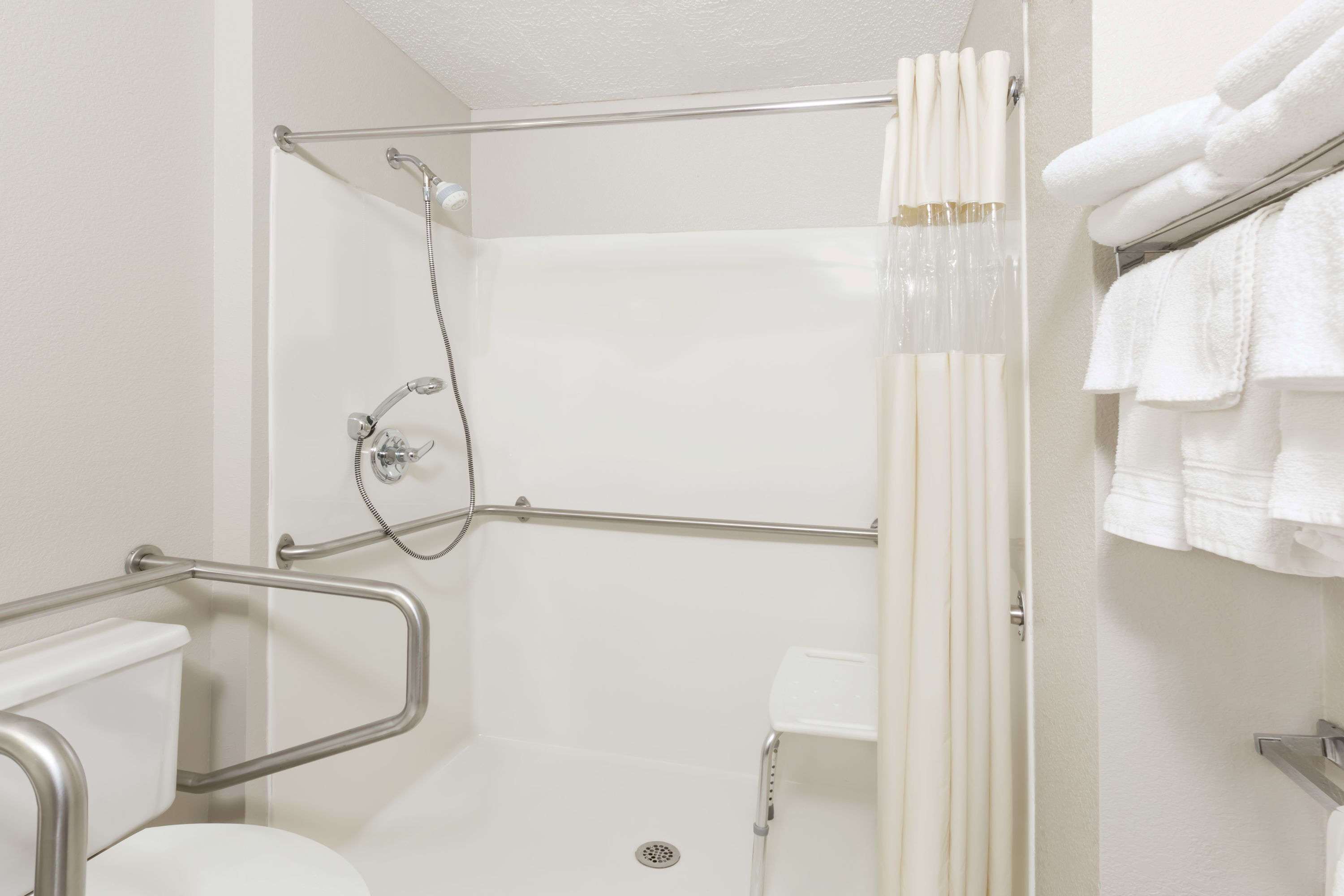 Days Inn & Suites by Wyndham Des Moines Airport