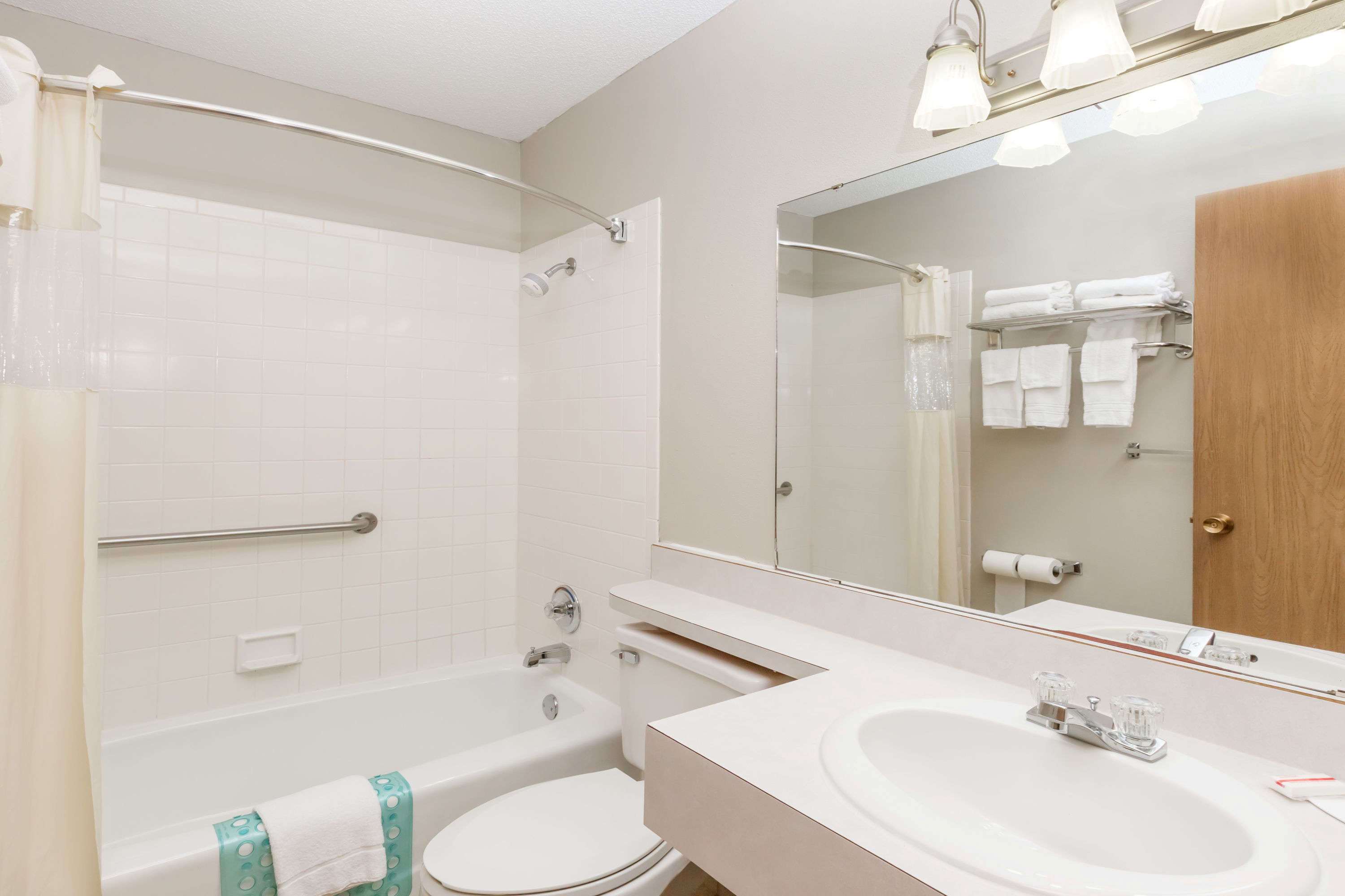 Days Inn & Suites by Wyndham Des Moines Airport