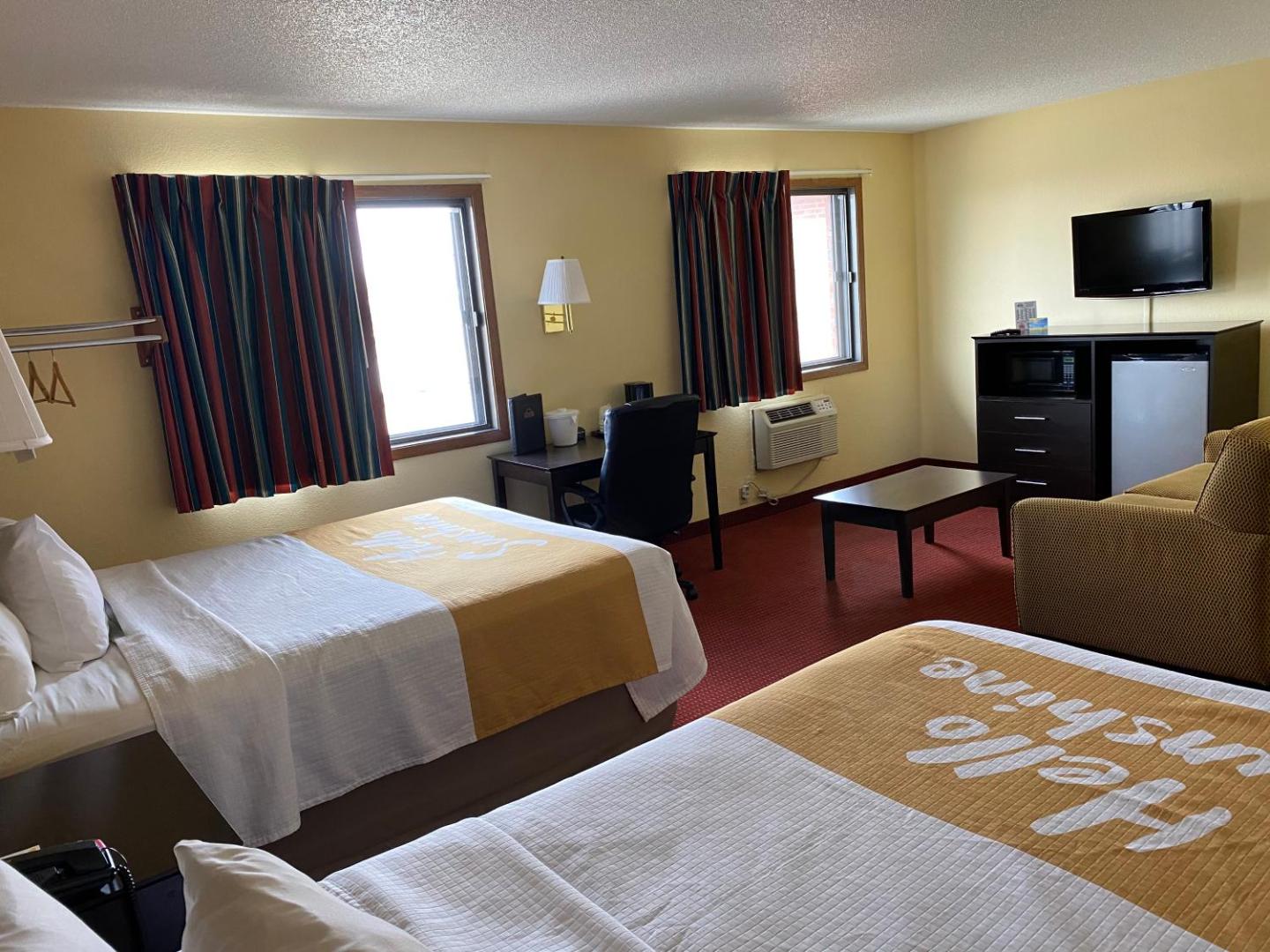 Days Inn & Suites by Wyndham Des Moines Airport