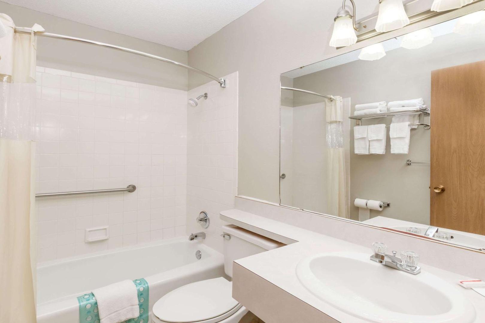 Days Inn & Suites by Wyndham Des Moines Airport