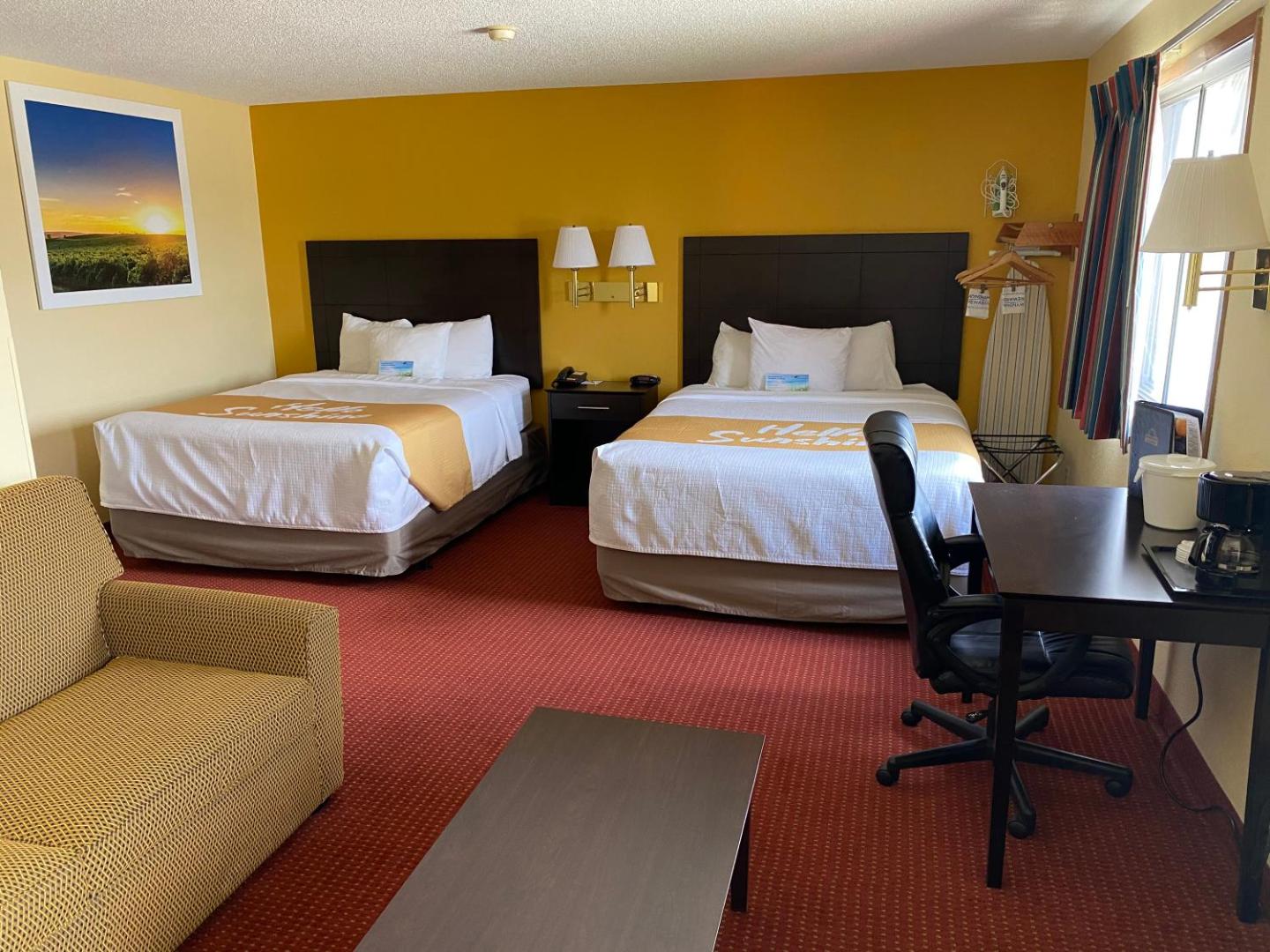 Days Inn & Suites by Wyndham Des Moines Airport