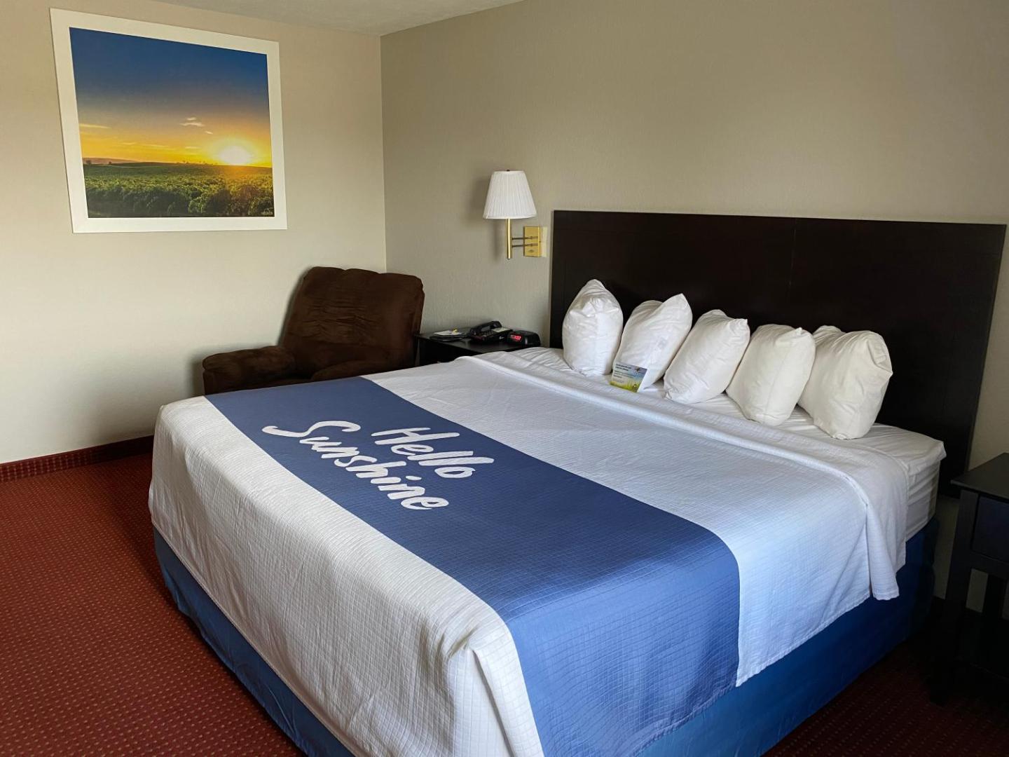 Days Inn & Suites by Wyndham Des Moines Airport