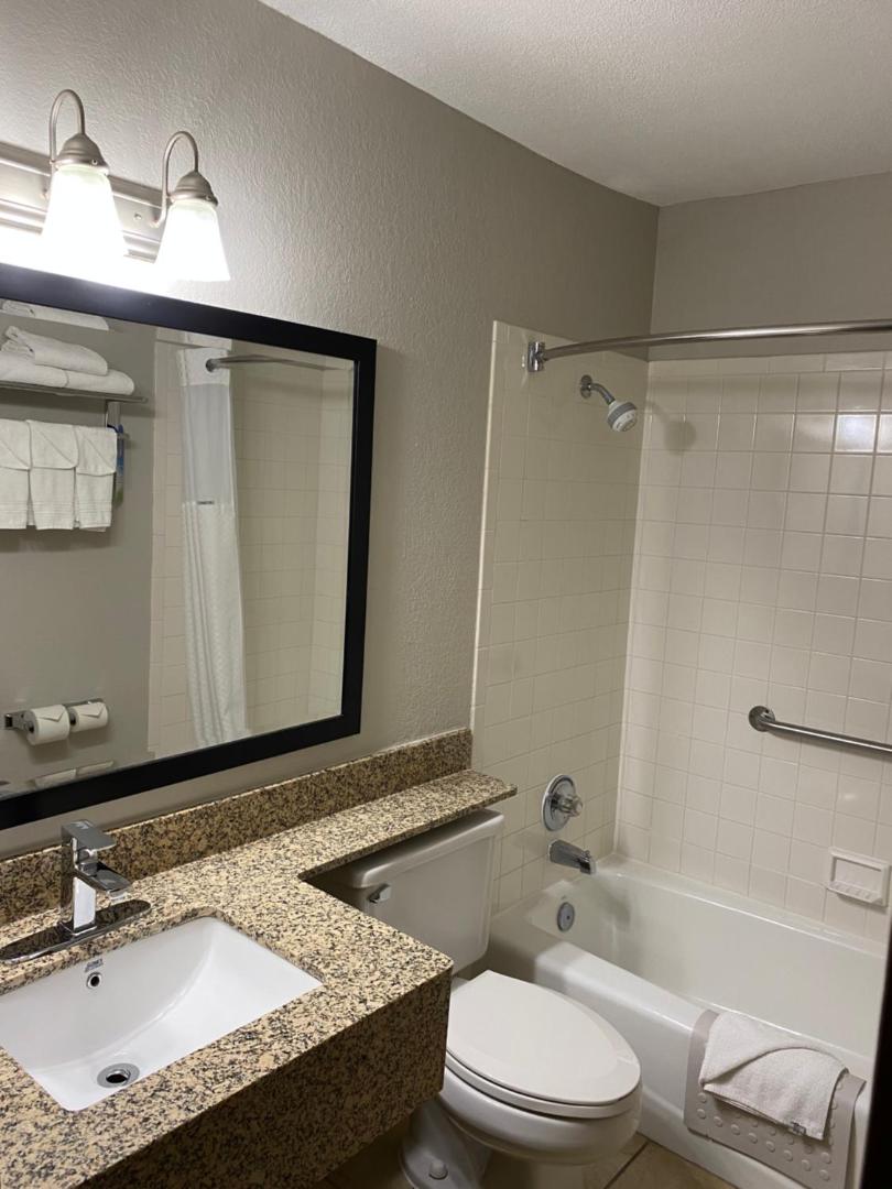 Days Inn & Suites by Wyndham Des Moines Airport