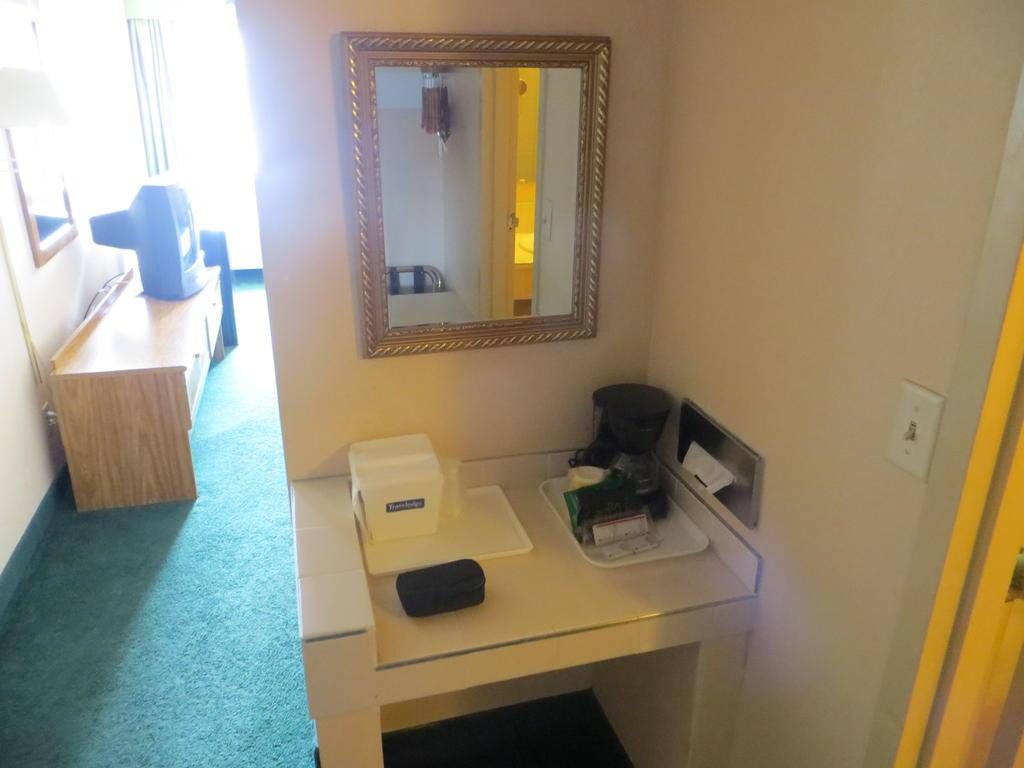 Super 8 by Wyndham Des Moines