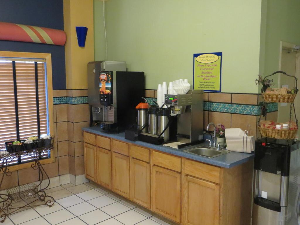 Super 8 by Wyndham Des Moines