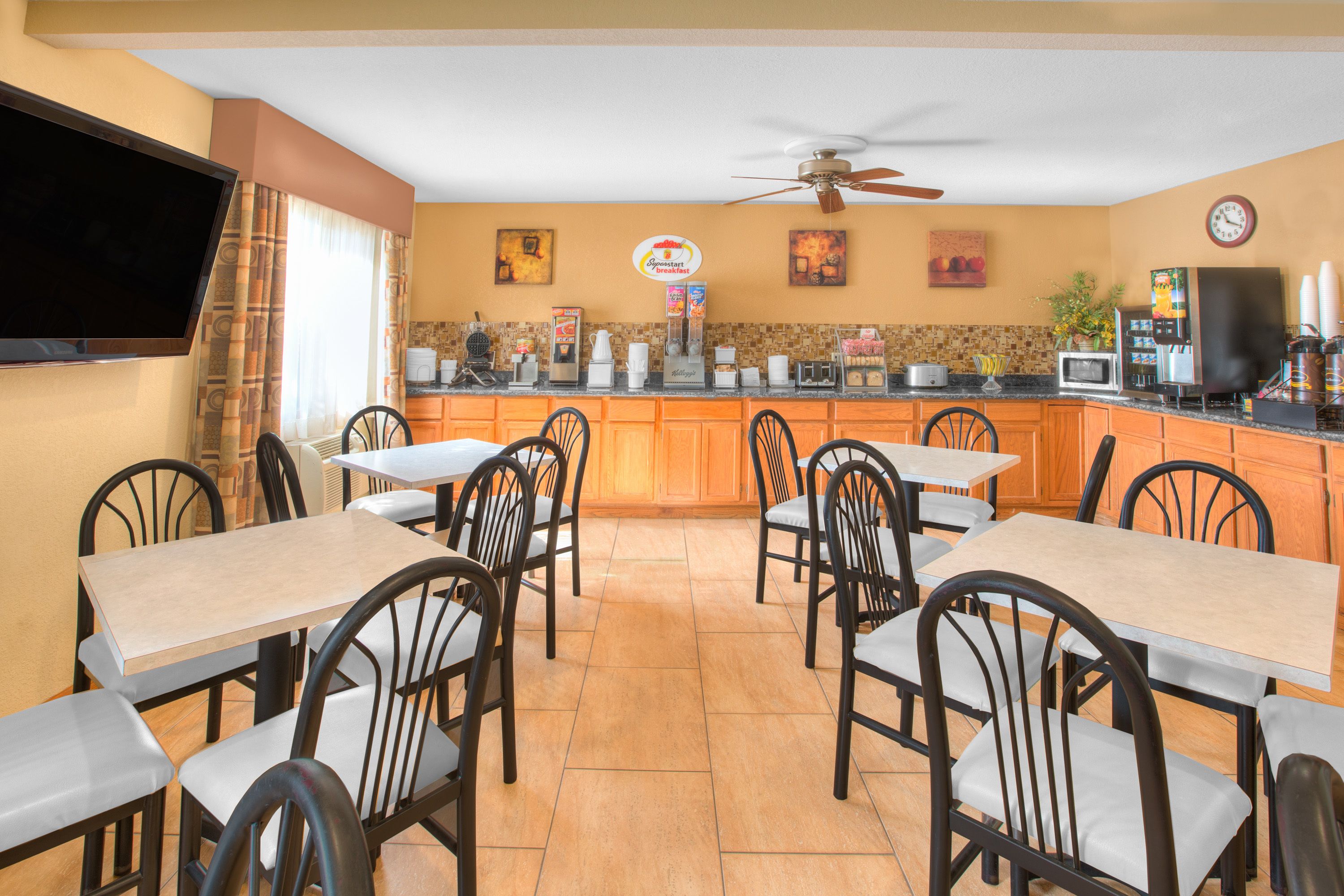 Super 8 by Wyndham Clive/W Des Moines