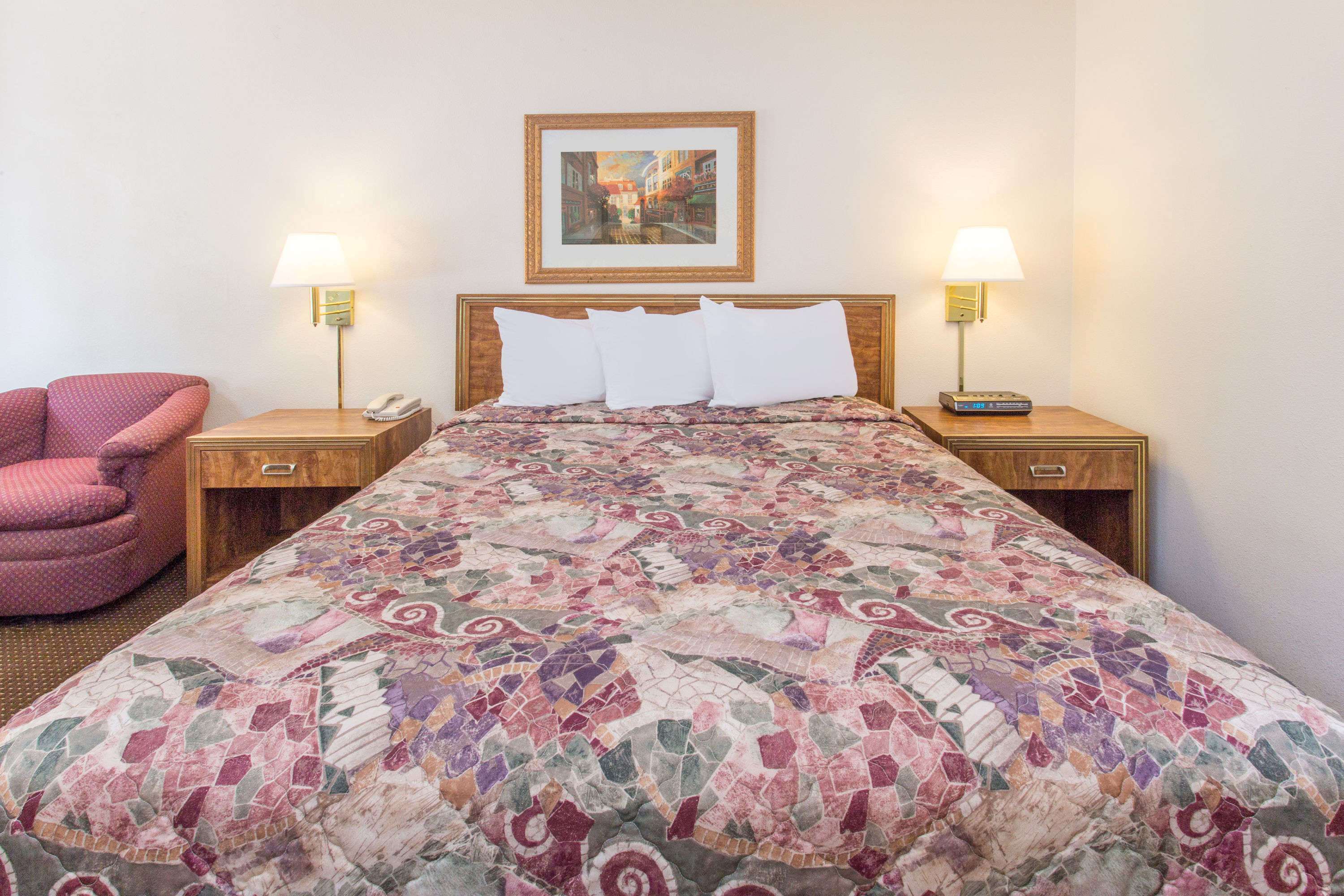 Days Inn by Wyndham Dubuque