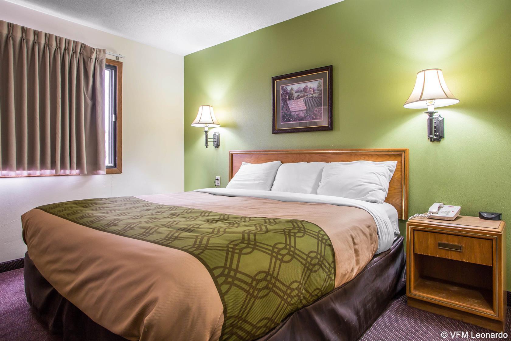 Econo Lodge Inn & Suites