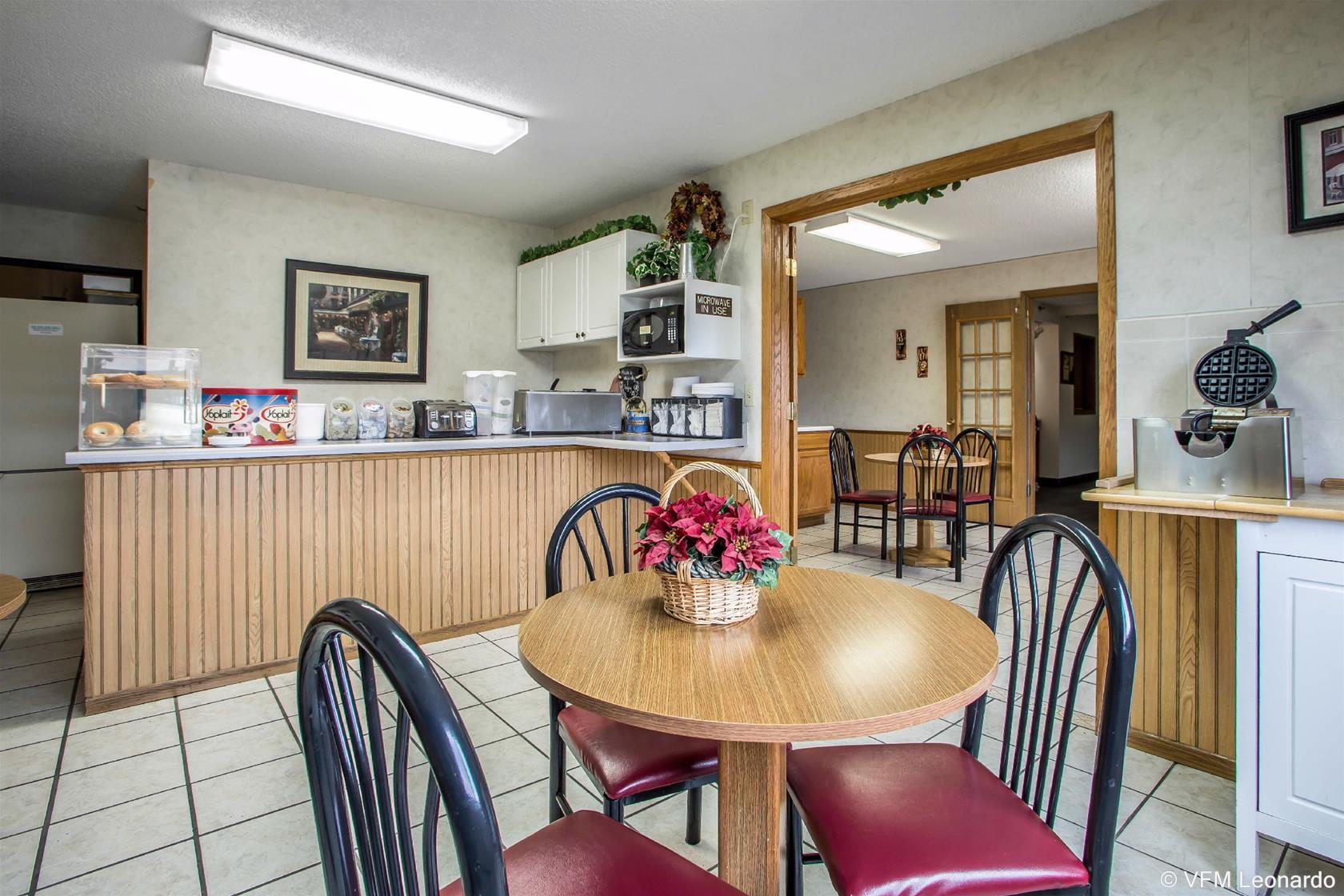 Econo Lodge Inn & Suites