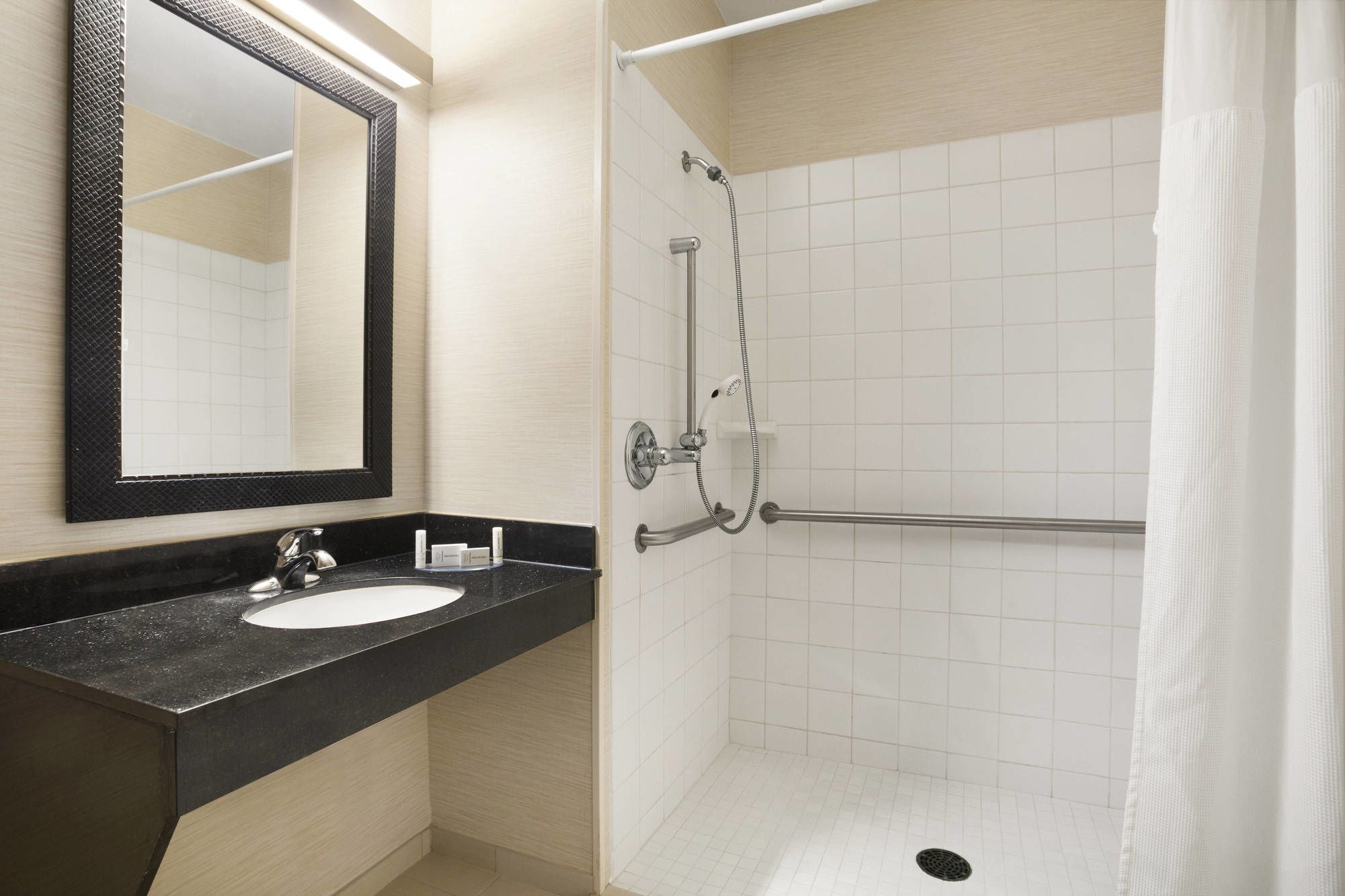 Dubuque Inn & Suites