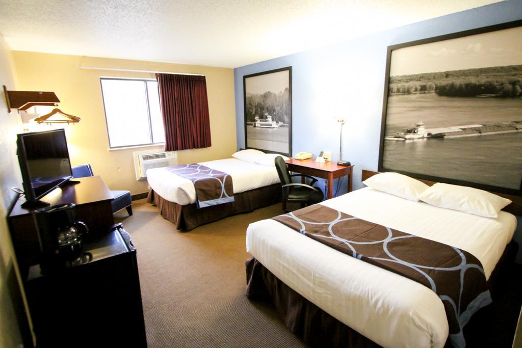 Super 8 by Wyndham Dubuque