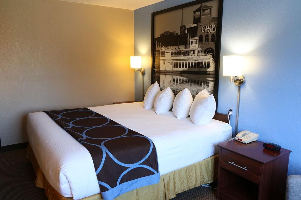 Super 8 by Wyndham Dubuque