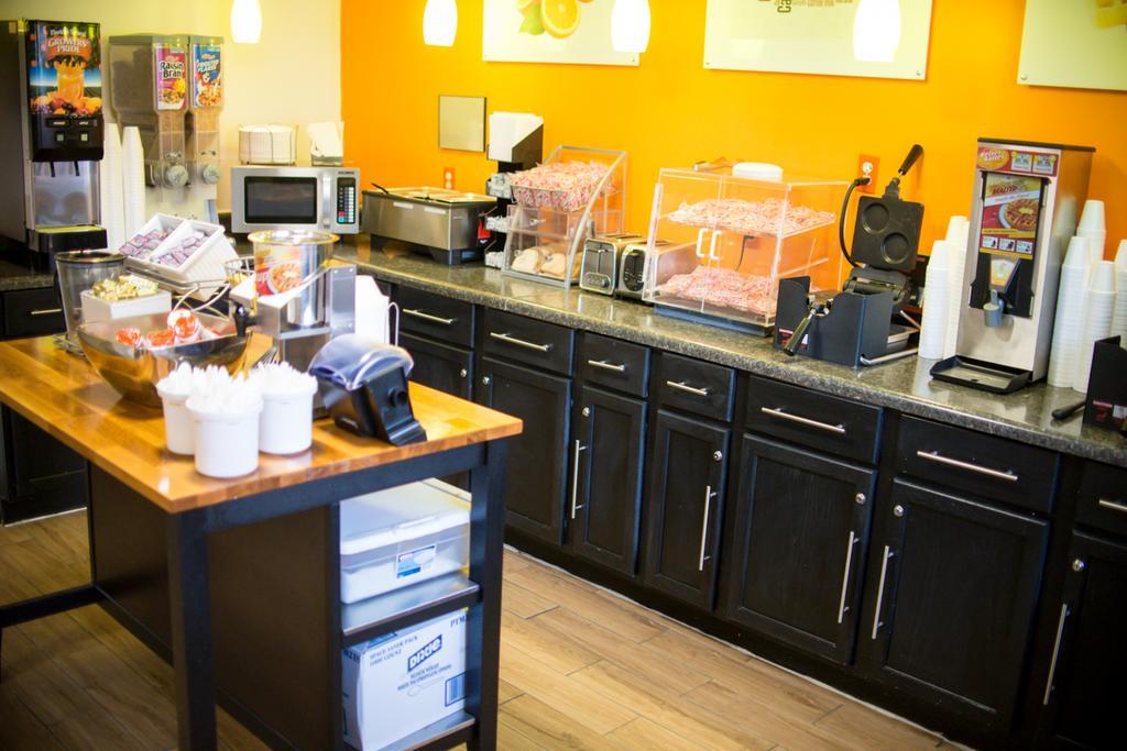 Super 8 by Wyndham Dubuque