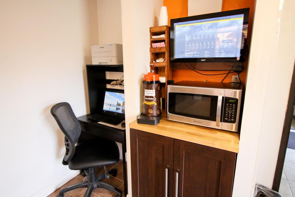 Super 8 by Wyndham Dubuque