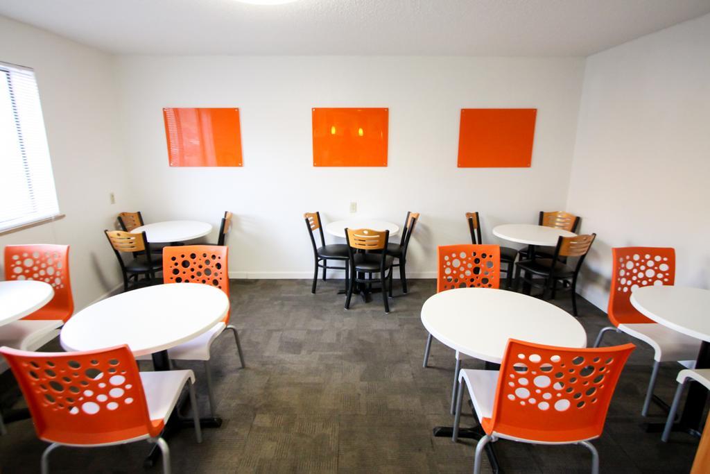 Super 8 by Wyndham Dubuque