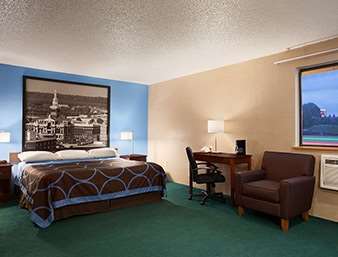 Super 8 by Wyndham Dubuque