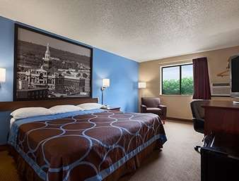 Super 8 by Wyndham Dubuque
