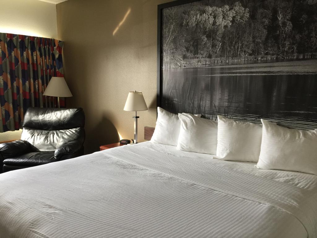 Super 8 by Wyndham Emmetsburg