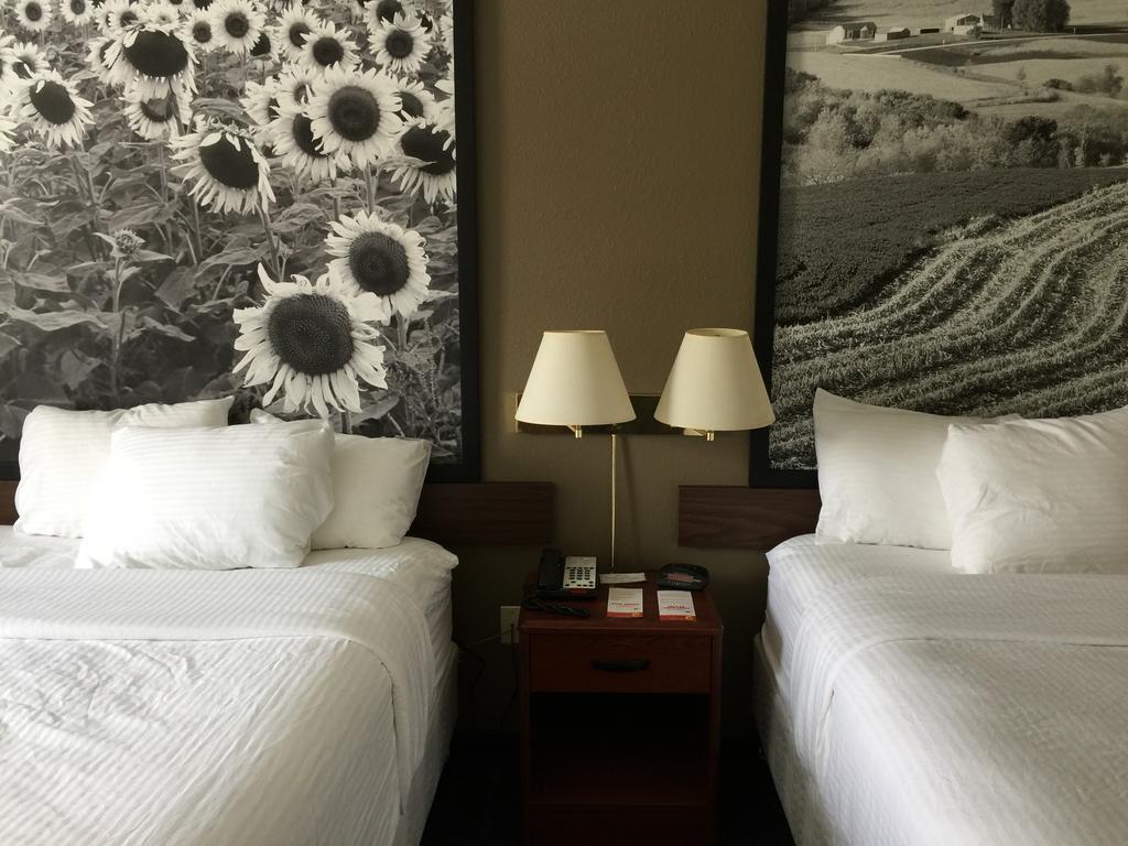 Super 8 by Wyndham Emmetsburg