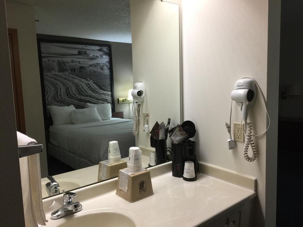 Super 8 by Wyndham Emmetsburg