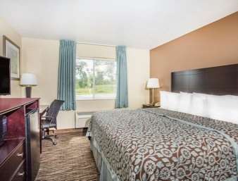 Days Inn by Wyndham Evansdale Waterloo