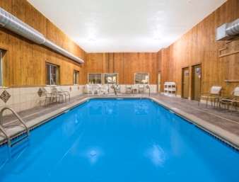 Days Inn by Wyndham Evansdale Waterloo