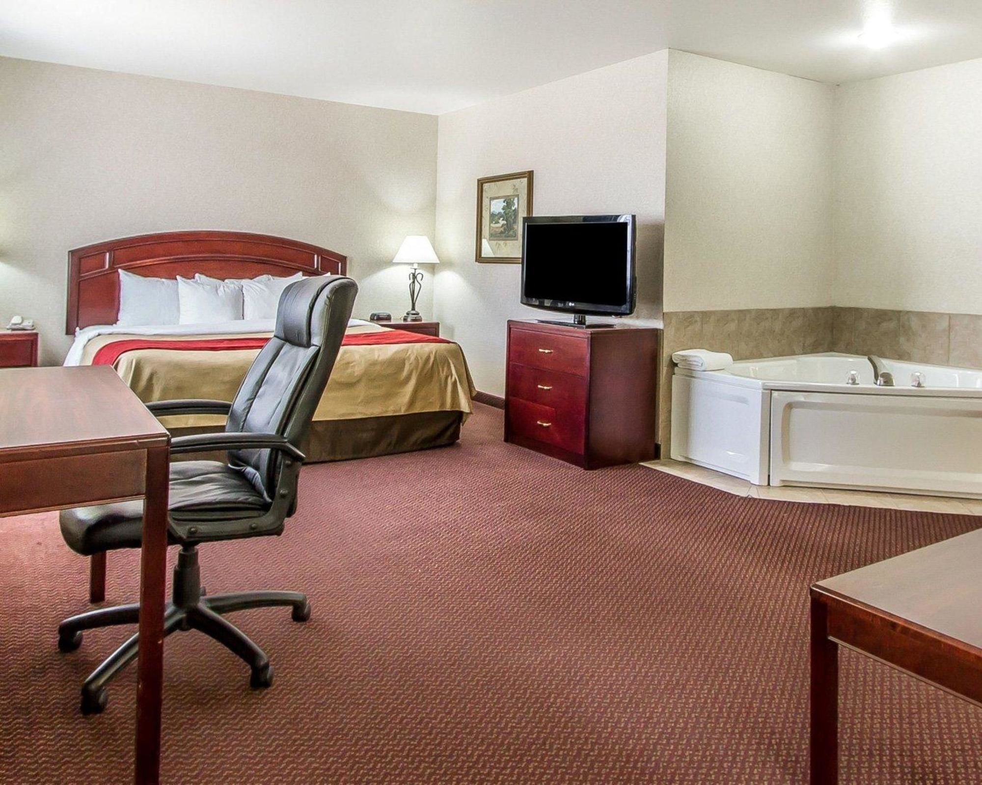 Quality Inn & Suites Fort Madison near Hwy 61