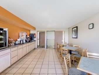 Super 8 by Wyndham Grinnell IA