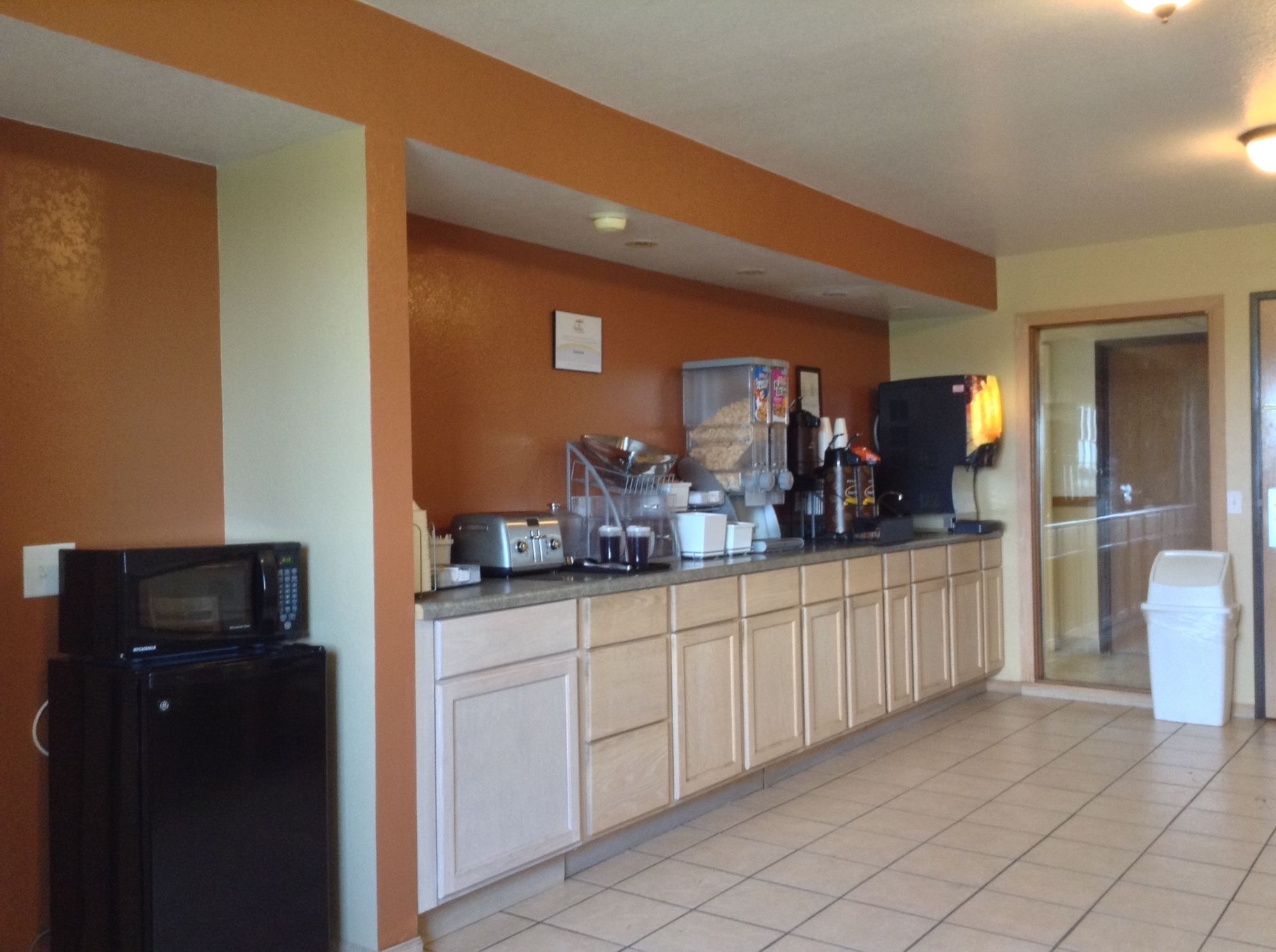 Super 8 by Wyndham Grinnell IA