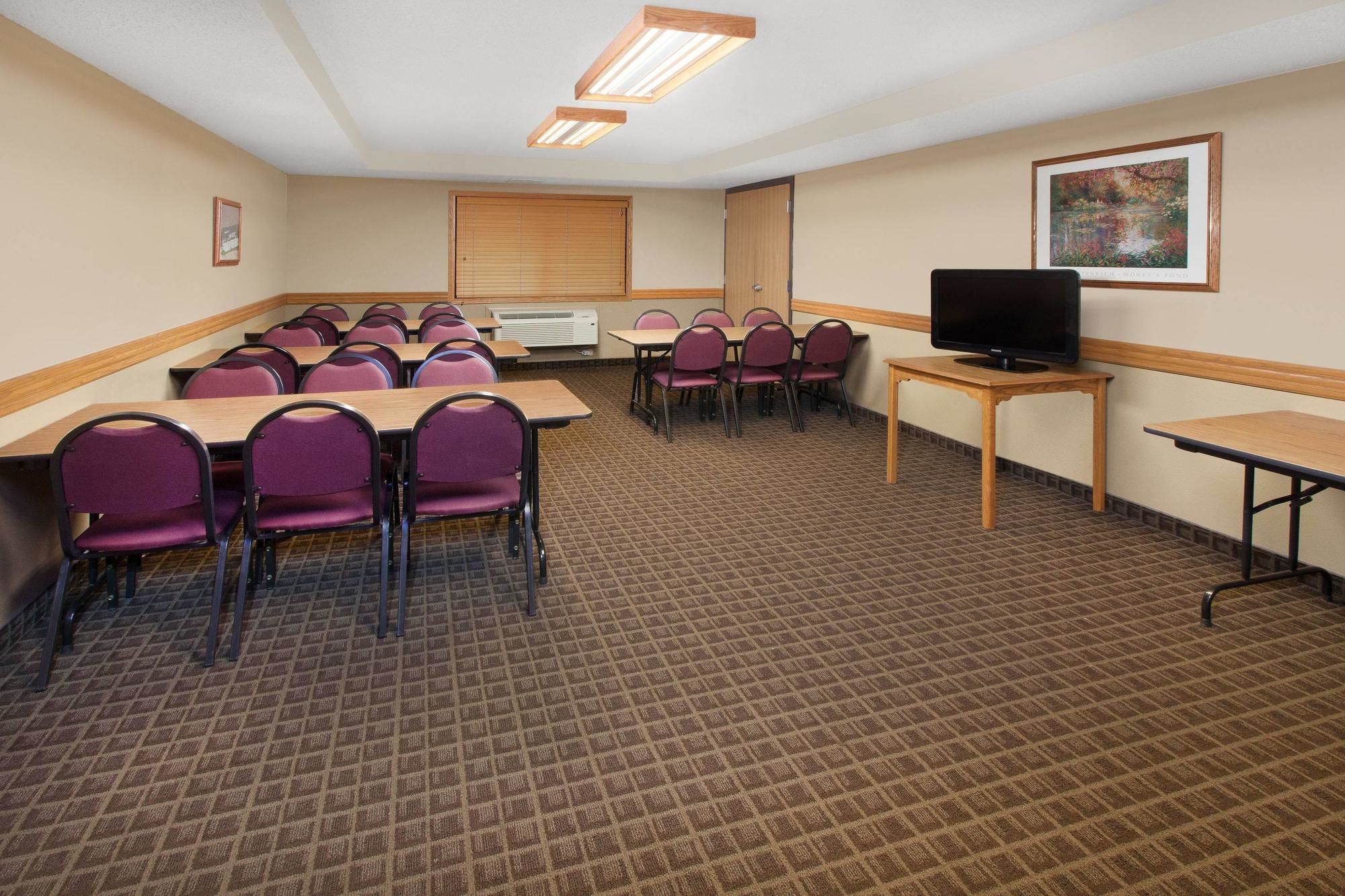 AmericInn by Wyndham Grundy Center