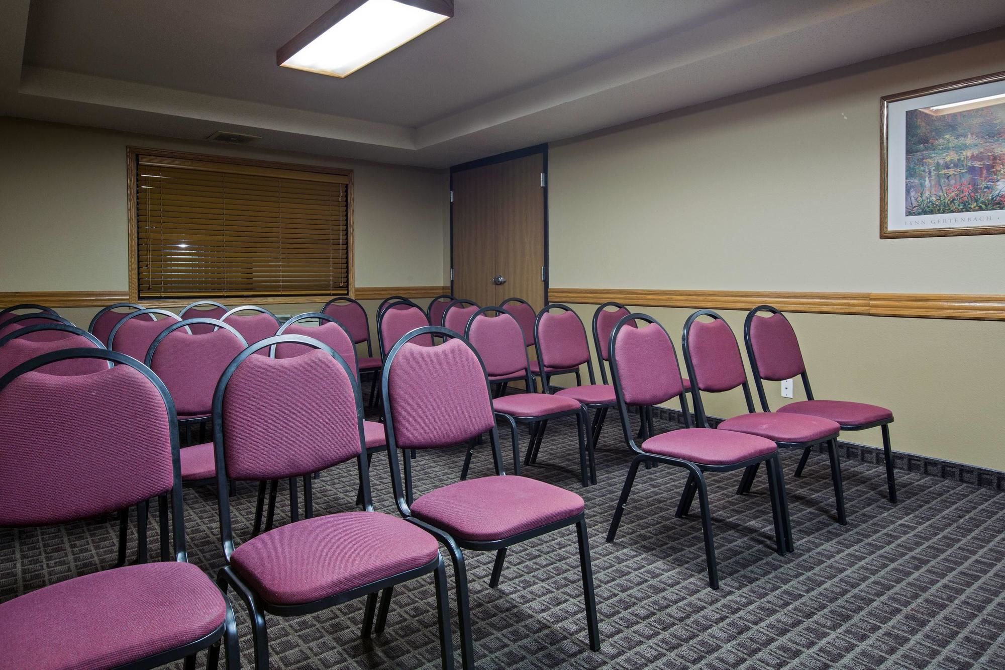 AmericInn by Wyndham Grundy Center