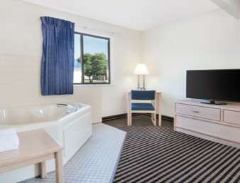 Super 8 by Wyndham Humboldt