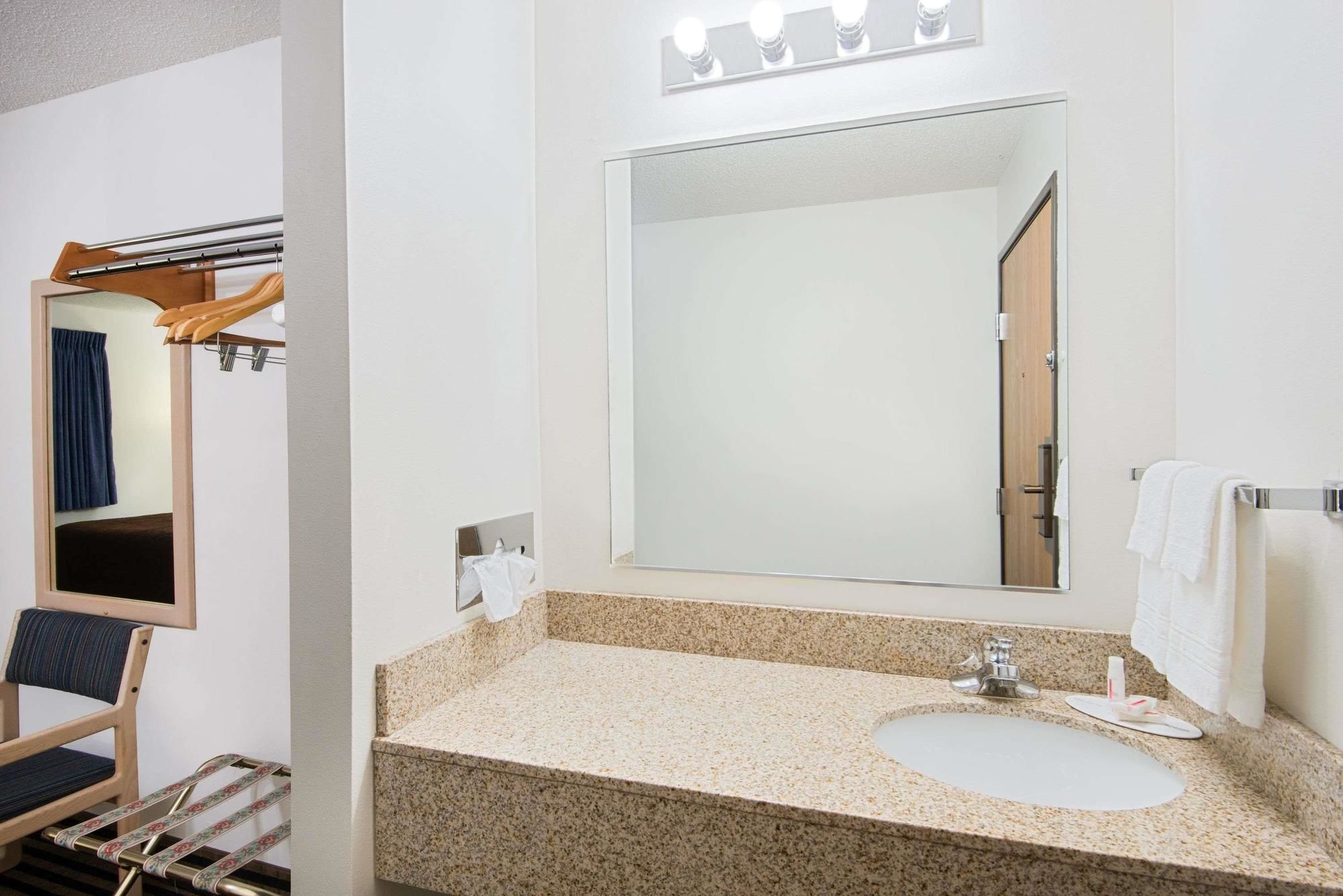 Super 8 by Wyndham Humboldt