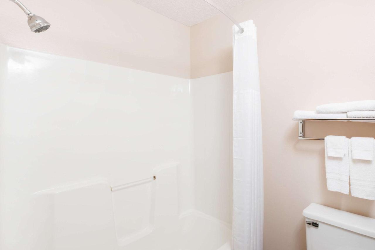 Super 8 by Wyndham Jefferson