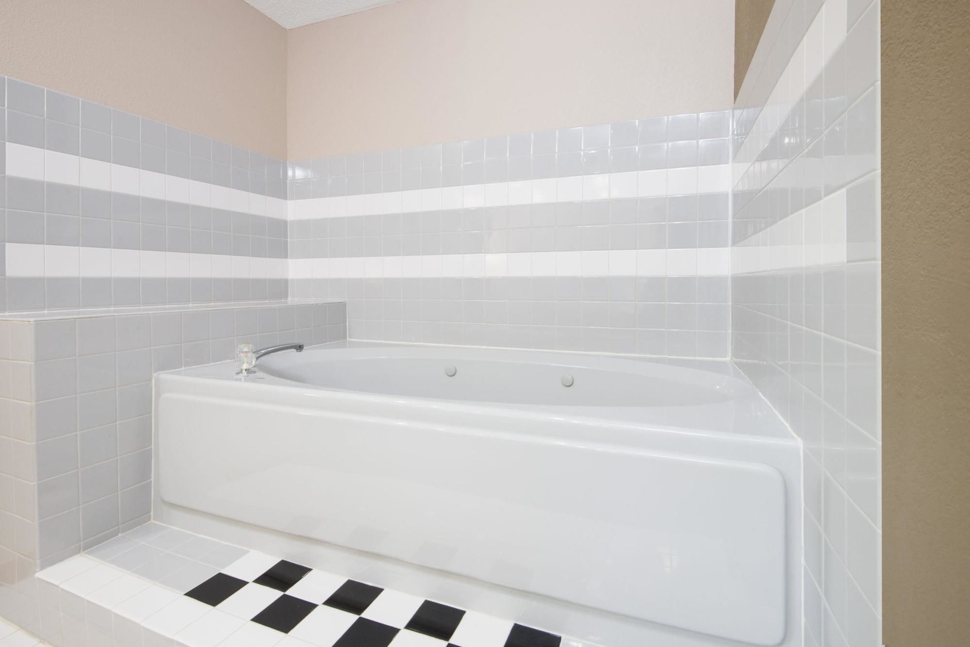 Super 8 by Wyndham Knoxville