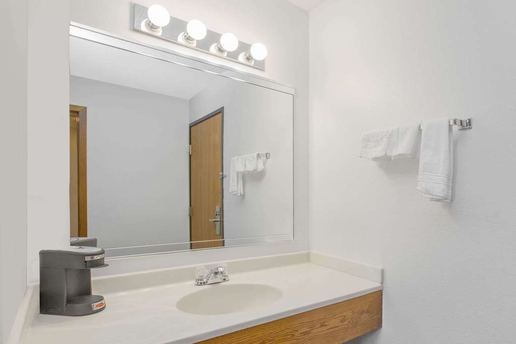 Rodeway Inn near I-35 Lamoni