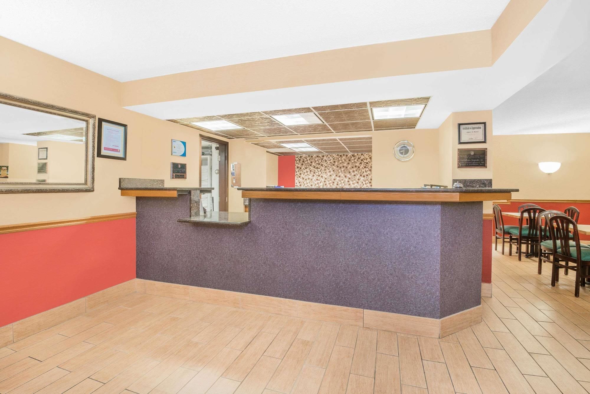 Super 8 by Wyndham Marshalltown